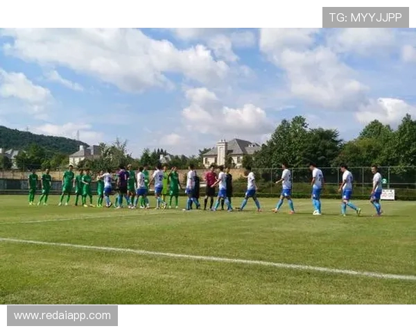 高海拔与湿热气候下足球运动员饮食调整策略对比